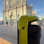 León 450 avanza con papeleras para desechos de mascotas