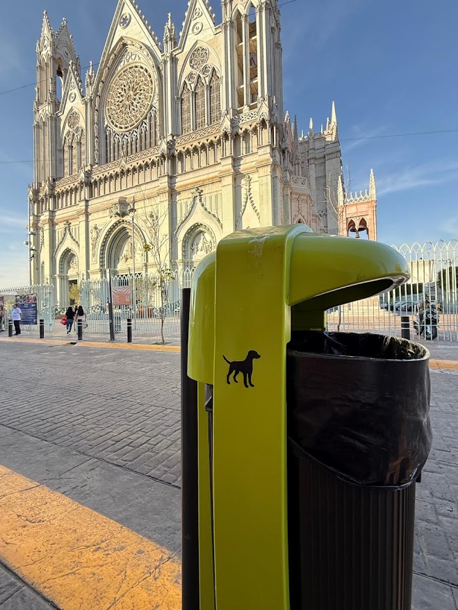 León 450 avanza con papeleras para desechos de mascotas