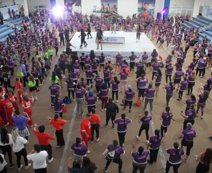 Mujeres unidas en macroactivación masiva de zumba