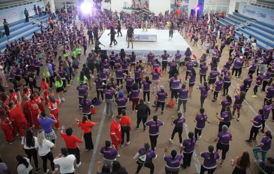 Mujeres unidas en macroactivación masiva de zumba