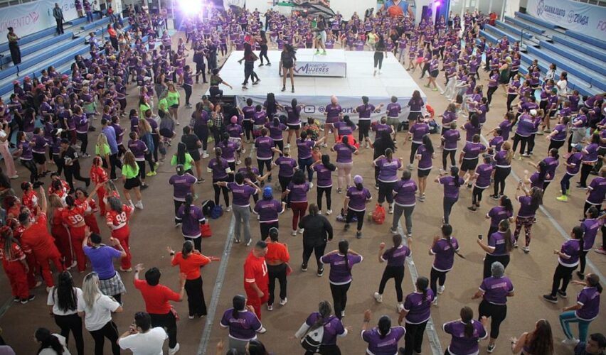 Mujeres unidas en macroactivación masiva de zumba